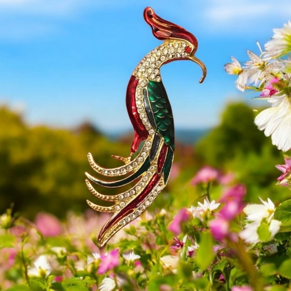 Vintage bird of paradise Gold Tones With Stones Stunning Piece.